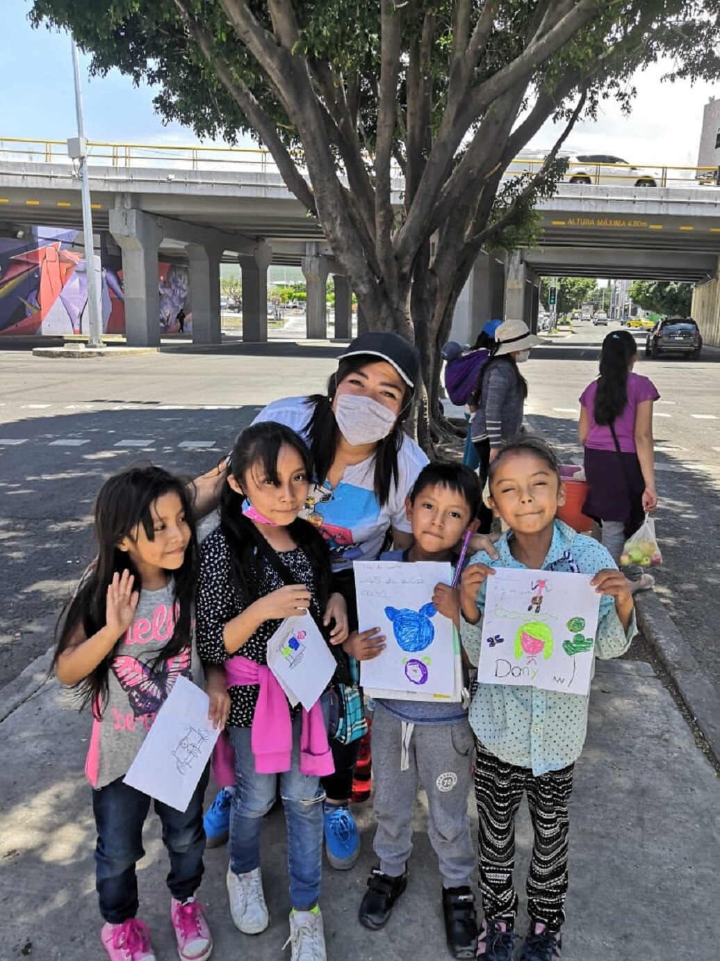 Ante la pandemia, maestra queretana da clases en los semáforos