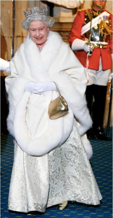 La reina Isabel II dejará de usar pieles animales