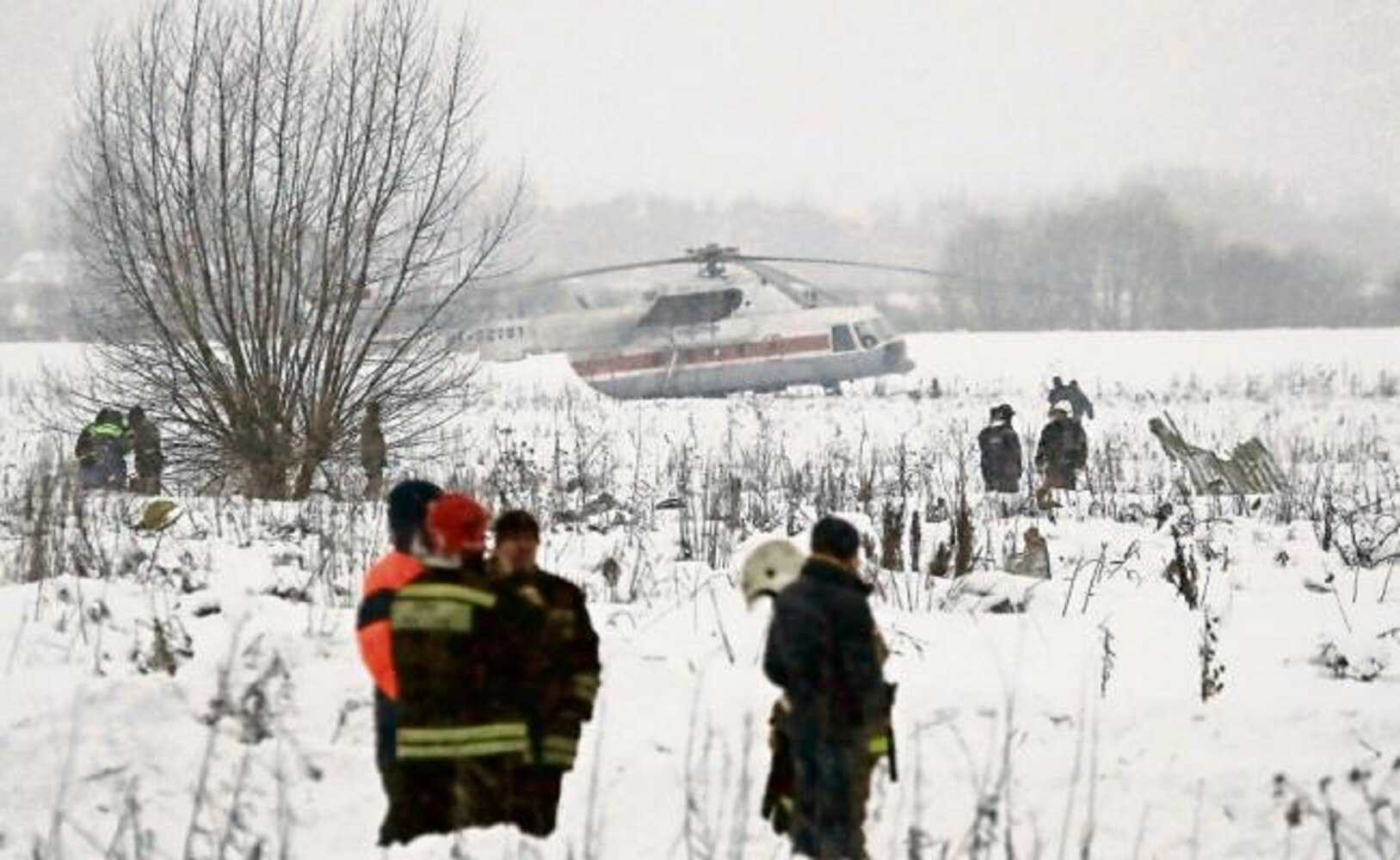 Elementos de los servicios de emergencias de Rusia trabajan en el lugar donde se desplomó el avión que iba de la ciudad de Moscú a Orsk, en el este del país. (MAXIM SHEMETOV. REUTERS)