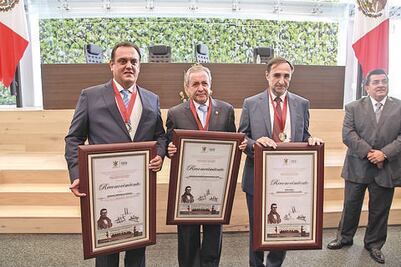 Condecoran a profesionales de la salud