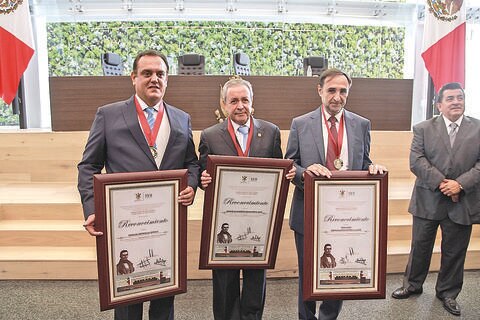 Condecoran a profesionales de la salud