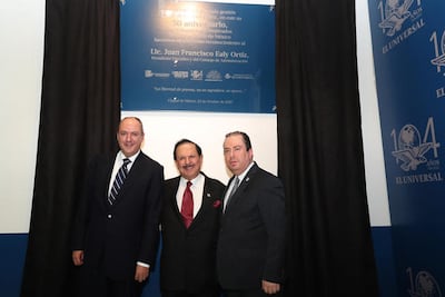 Develan placa para conmemorar medio Siglo