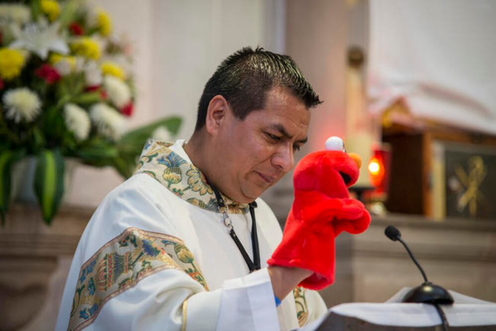El padre Alfredo utiliza títeres para explicar la palabra de Dios en un lenguaje adecuado para los menores. / Foto: DEMIAN CHÁVEZ