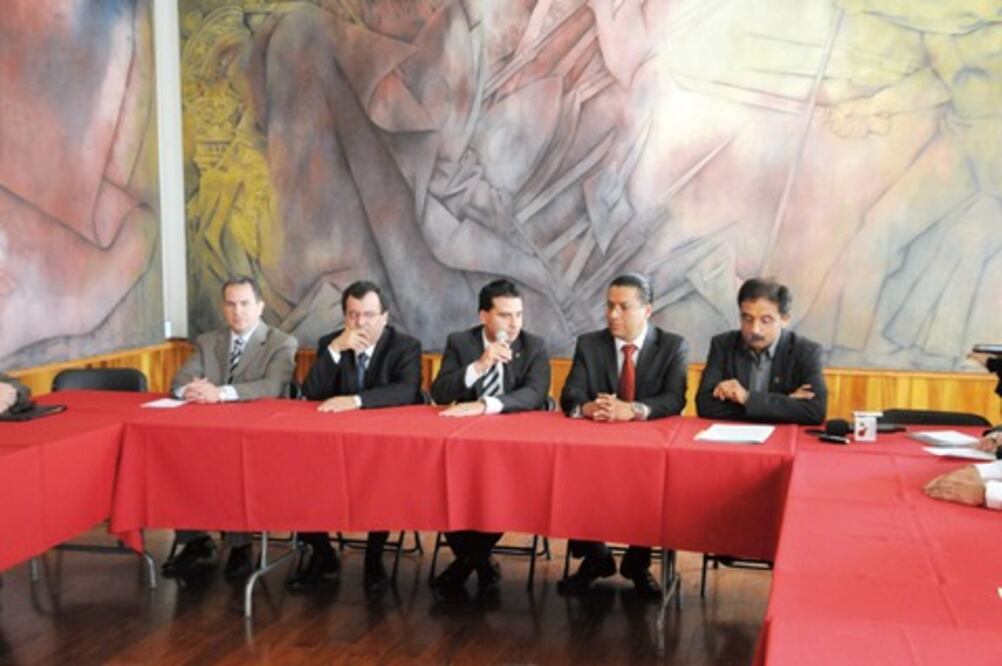 Acuerdo entre UAQ y sindicato evita huelga