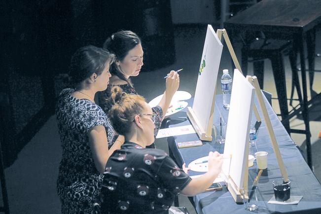 Las hermanas Raquel y Angélica Urquiza se inspiraron en un concepto de taller de pintura que conocieron en Cancún, para crear en Querétaro Brinda y pinta (CÉSAR GÓMEZ)