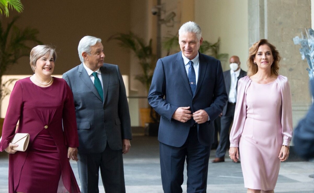 Escritora reta a AMLO a vivir 15 días en Cuba