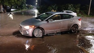 Lluvias en la zona metropolitana de Querétaro dejan anegaciones en diversas colonias y vehículos varados
