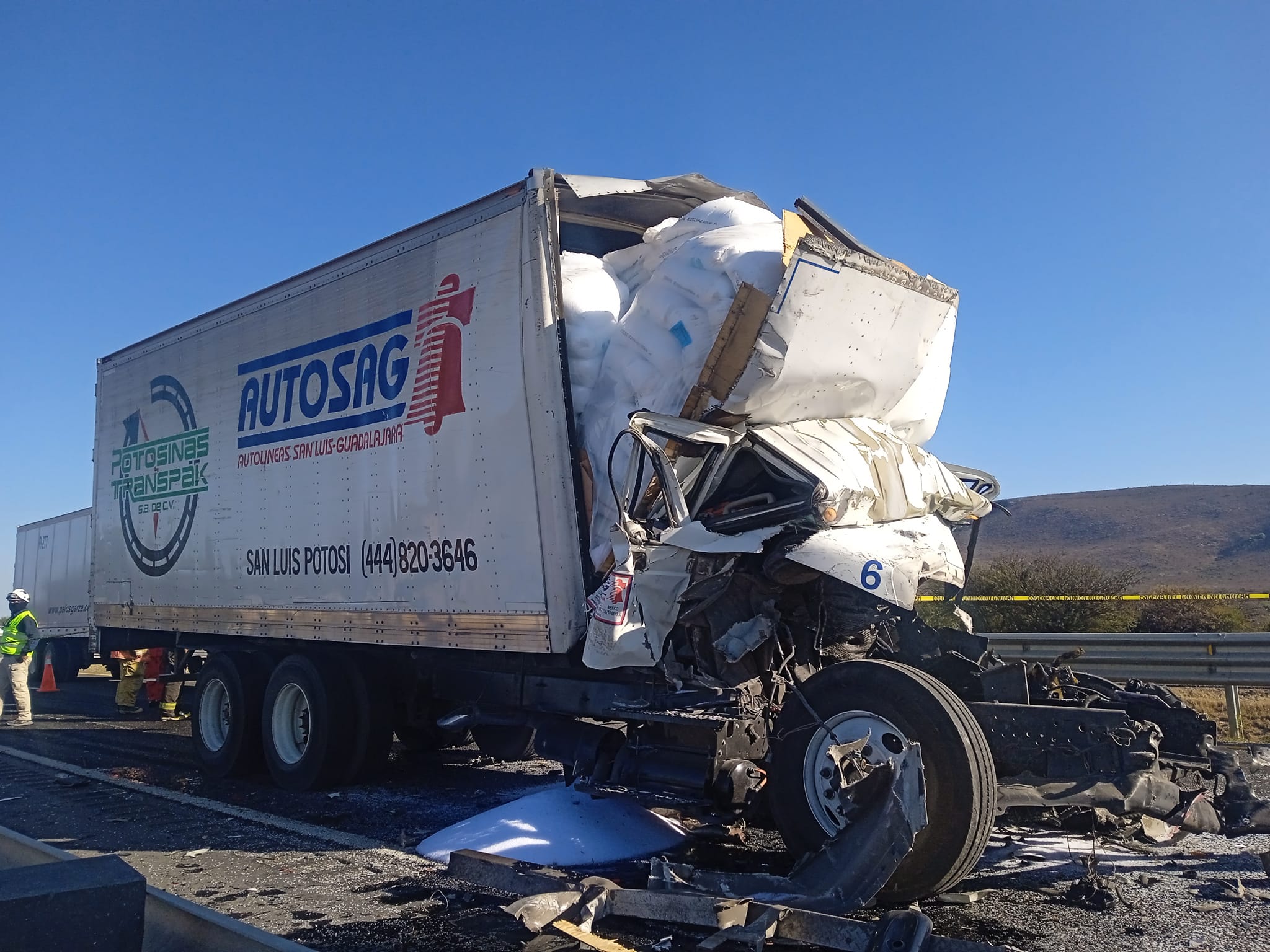 Choque mantiene cerrada la carretera Querétaro-San Luis; dos personas perdieron la vida