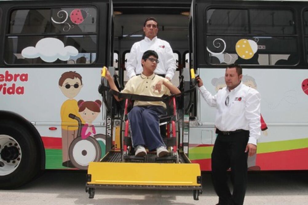 Dotan a los DIF de transporte especial