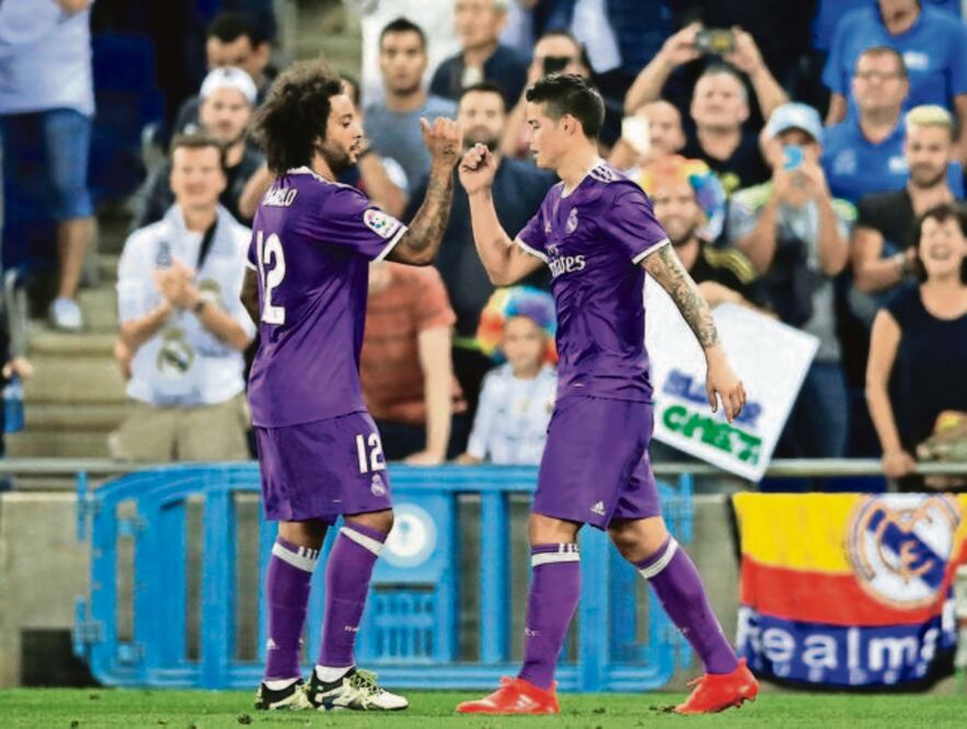 James Rodríguez (der.) espera reaparecer mañana en la Champions League. (FOTO: ALBERT GEA. REUTERS)