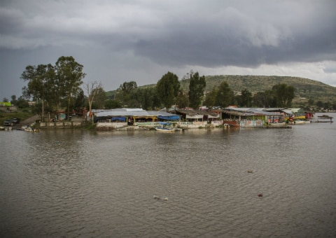 Desalojan comercios por riesgo de desborde