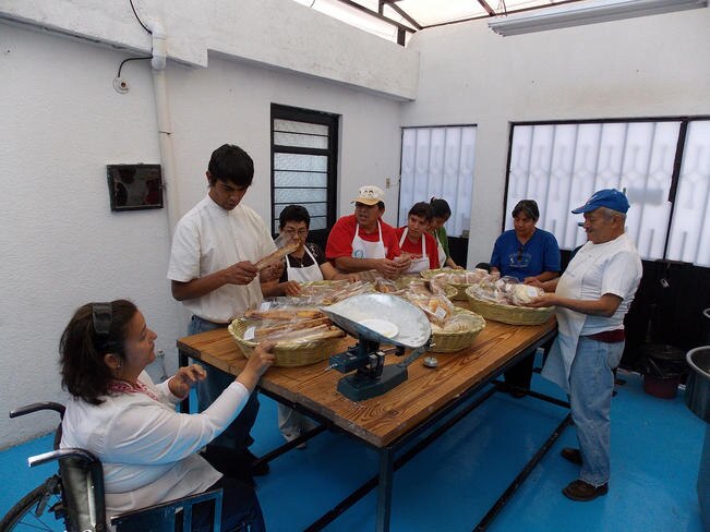 Incumplen con espacios para empleados con discapacidad