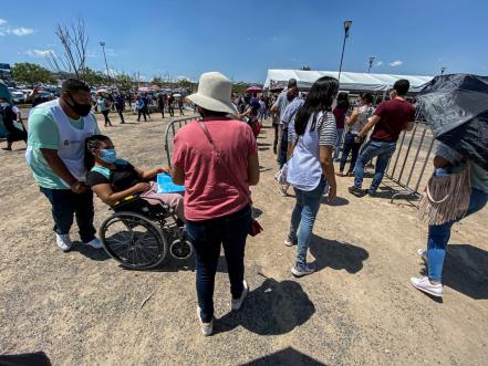 “¡Llévele!” Docentes en Querétaro, entre dosis y ambulantaje