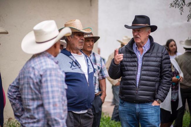 Enrique Vega Carriles entrega apoyo a personas adultas mayores