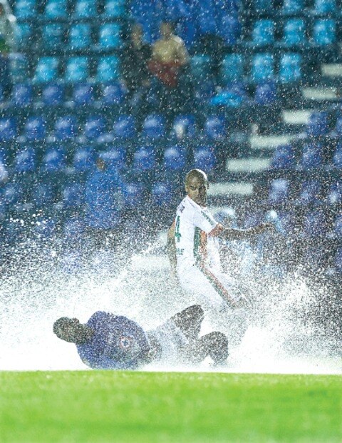 Bajo aguacero, empate en el Azul