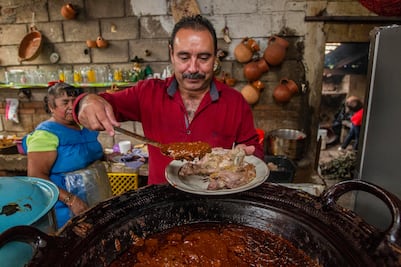 El mole rojo con guajolote y el pulque, los manjares gastronómicos de Amealco