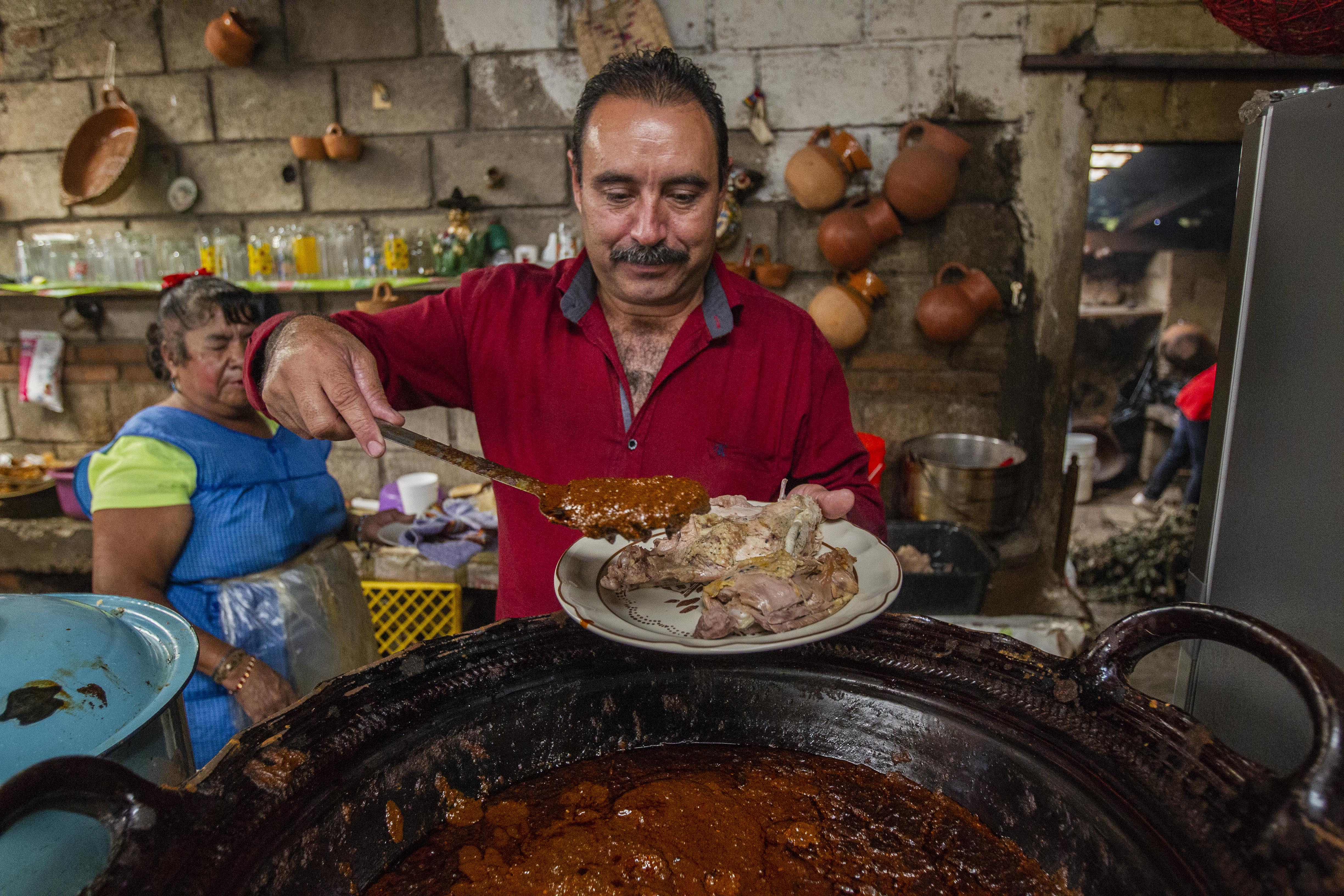 El mole rojo con guajolote y el pulque, los manjares gastronómicos de Amealco
