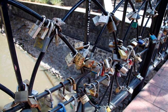 El Puente de los Candados que une a los enamorados