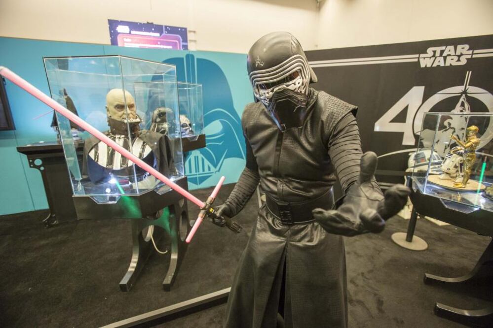 Por fin se abren las puertas y por las escaleras eléctricas del QCC hace su aparición triunfal e impactante el casco negro más famoso de la historia del cine: el mismo Darth Vader