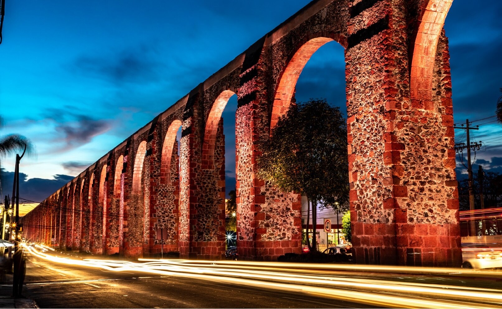 Explora los rincones más fotogénicos de Querétaro, desde Bernal hasta Jalpan. Historia, color y vistas espectaculares para tu próxima postal. Foto: Querétaro Travel.