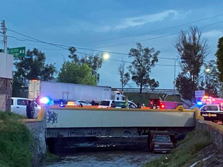 Estaban instalando fibra óptica cuando el auto quedó atrapado en canal de Casa Blanca 