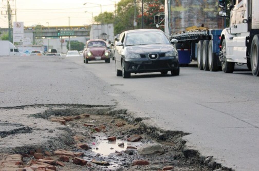Exigen “bacheo” en avenidas de la capital
