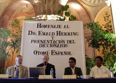 Presentan diccionario Otomí - Español