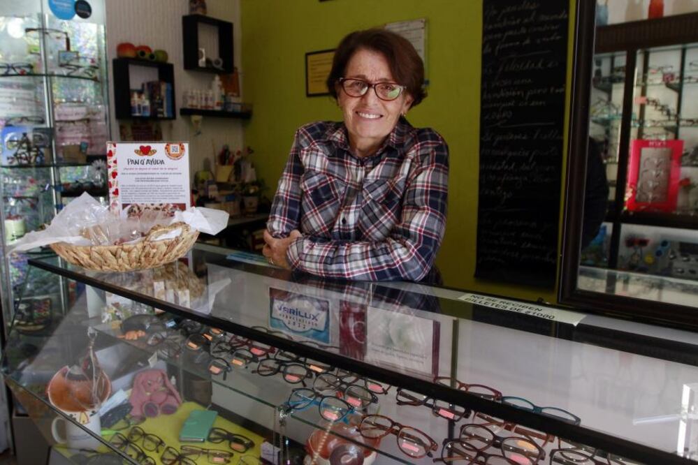 María del Rosario Cajal Sánchez, optometrista desde hace 43 años, quién señala que esas reacciones de sus pacientes y clientes la hacen amar su trabajo.