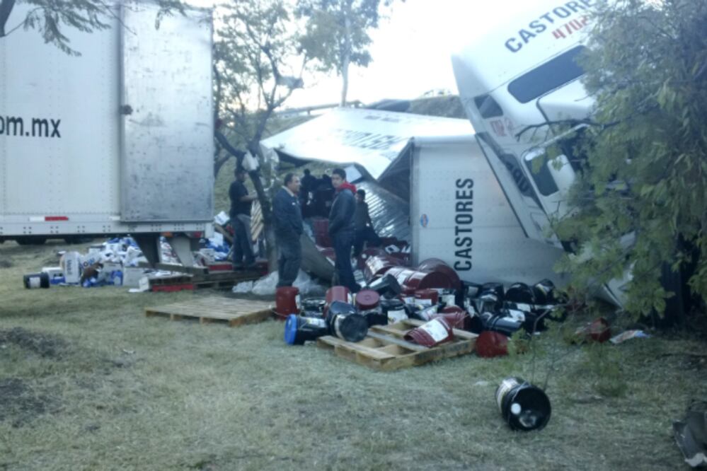 Vuelca tráiler cargado con aceite