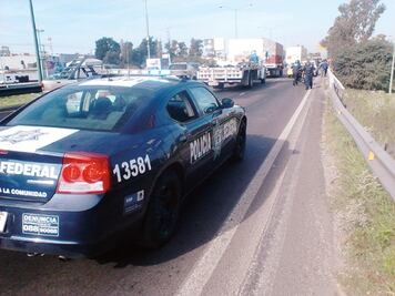 Regulan velocidad de autos en carreteras