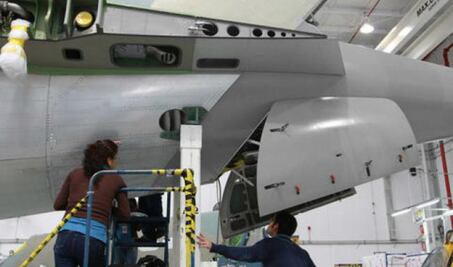 Donará gobierno el avión Falcón a la UNAQ