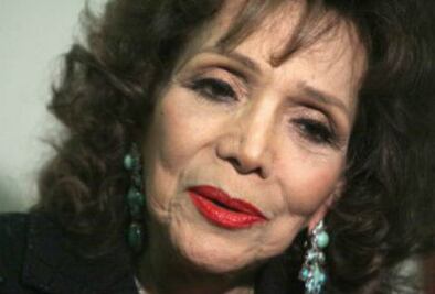 María Victoria recibe homenaje