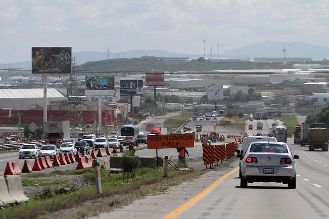 El diputado federal Braulio Guerra dice que los materiales usados en las obras no son los de mayor calidad e inciden en la peligrosidad de esta vía (CÉSAR GÓMEZ/ EL UNIVERSAL)