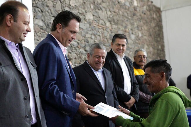 El programa Te invito a estudiar en convenio con el INEA, facilitó que empleados concluyeran sus estudios. (ESPECIAL)