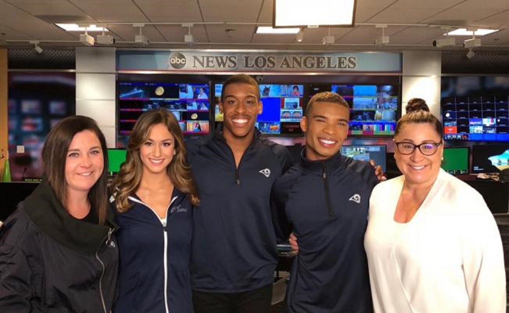 Los Rams, primer equipo con porristas varones