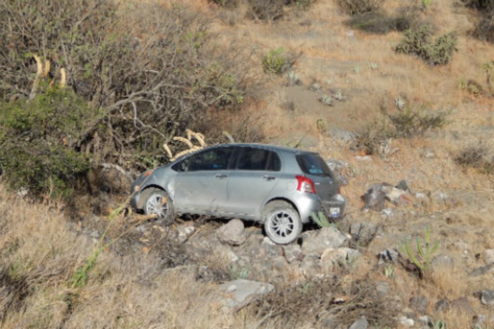 Cae a barranco en su auto