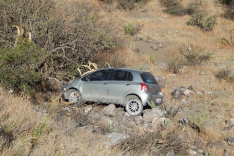 Cae a barranco en su auto