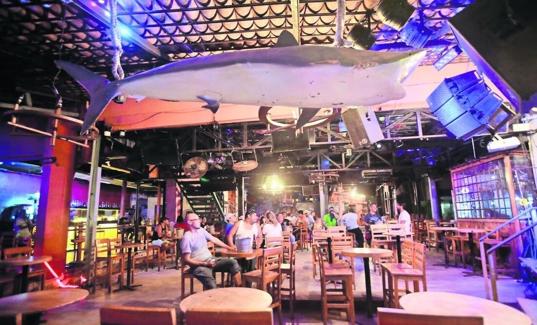 La noche del sábado algunos bares y restaurantes volvieron a iluminar la avenida Costera Miguel Alemán, aunque sin apoyo del gobierno, según dijeron empresarios. Foto: Valente Rosas/El Universal