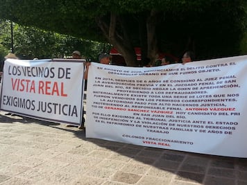 Se manifiestan vecinos de Vista Real 