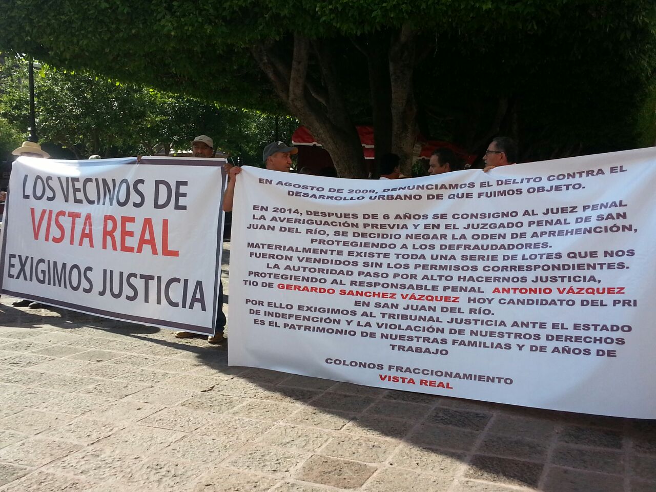 Se manifiestan vecinos de Vista Real