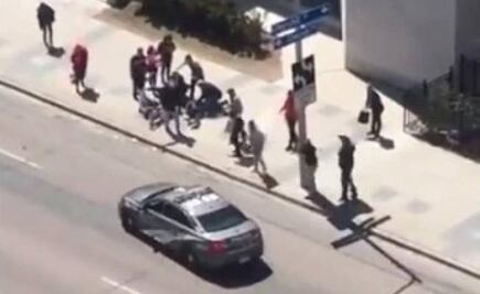 Camioneta embiste a una decena de peatones en Toronto, Canadá