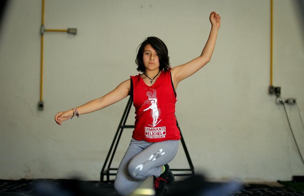 Ana Paola Sánchez Cortés sube a una cinta tensada, de unos 10 metros de largo y con un grosor de entre 5 y 10 centímetros. Cuando tiene los pies en el suelo todo es risas, junto con sus amigos e instructor, pero al subir a la cuerda su semblante cambia.