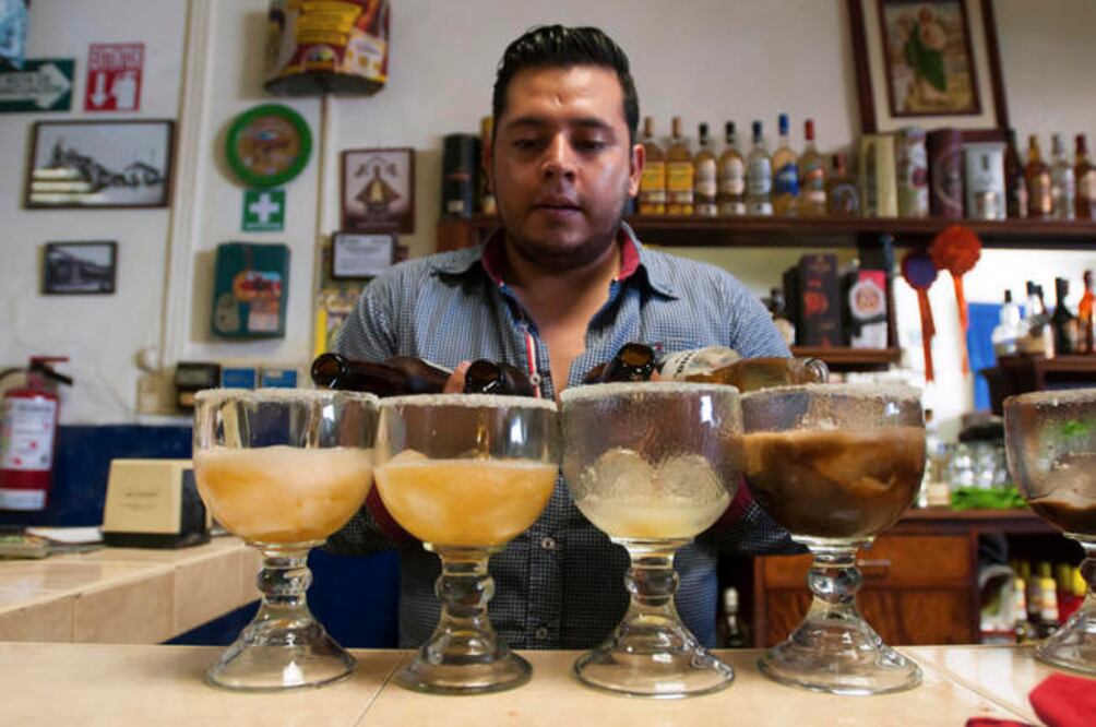 La a sed, el dolor de cabeza y el malestar generalizado son consecuencia de la descompensación por beber demasiado alcohol, por eso también es recomendable tomar bebidas con electrolitos (RICARDO LUGO. EL UNIVERSAL)