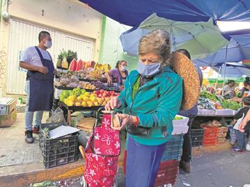 Por los cielos, los precios de frutas, pan, tortilla y carne