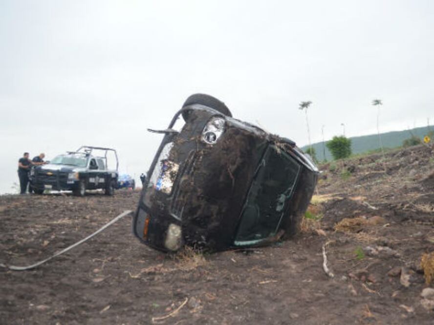 Vuelca mujer en el Fray Junípero