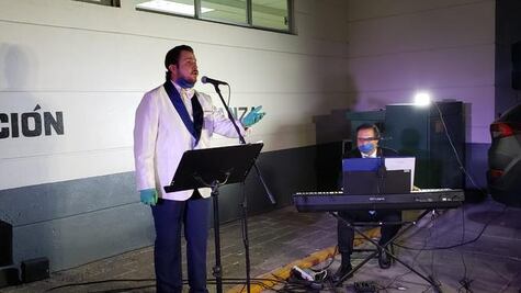Tenor canta a enfermos de Covid-19, en Querétaro