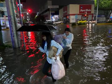 Caos vial y cierre de vialidades en la capital queretana dejan las lluvias de este sábado