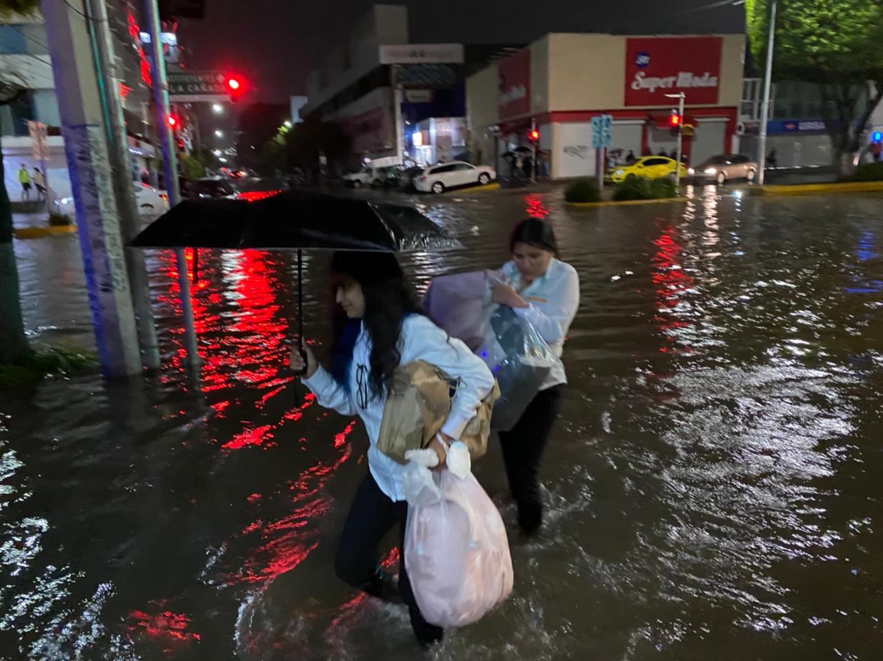 Caos vial y cierre de vialidades en la capital queretana dejan las lluvias de este sábado