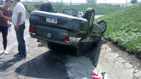 Vuelca su compacto en trébol de Bernardo Quintana y la 57