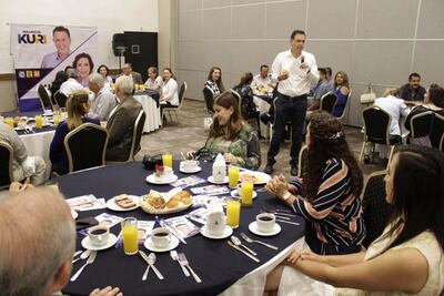 Kuri se compromete a defender a médicos